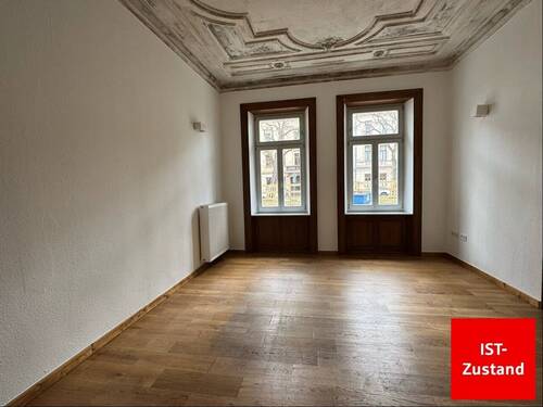 Blick ins Wohnzimmer mit den historischen Ausstattungsmerkmalen - 