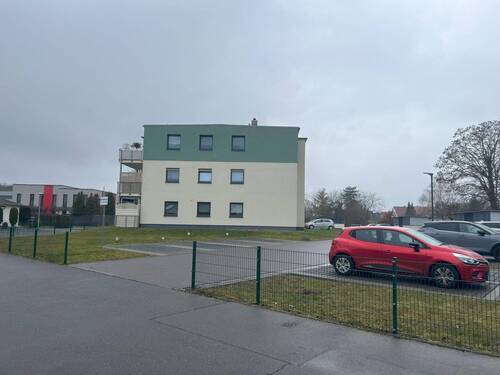 Parkplatz Einfahrt Hausseite - 