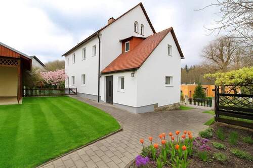 Staging Hausansicht mit Garten - 4 Zimmer Doppelhaushälfte zum Kaufen in Hohnstein