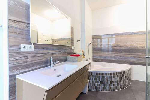 Badezimmer 1. OG - 7 Zimmer Mehrfamilienhaus, Wohnhaus zum Kaufen in Aschaffenburg