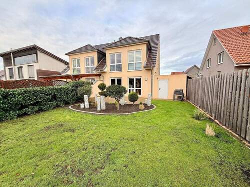 Außenansicht - Familienidylle im Märchenviertel: Top gepflegte Doppelhaushälfte mit Garten und Garage