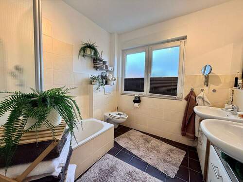 Badezimmer - 5 Zimmer Doppelhaushälfte in Neustadt am Rübenberge