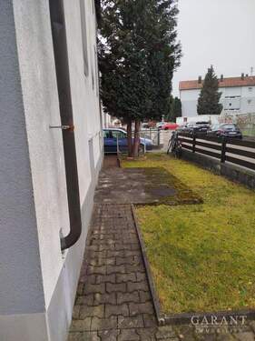 Vorgarten - 9 Zimmer Mehrfamilienhaus, Wohnhaus in Vöhringen