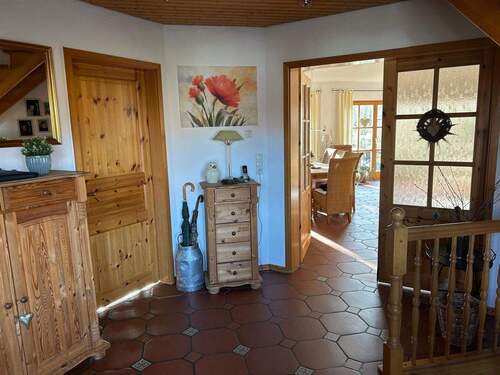 Flur mit Blick ins Wohnzimmer - 