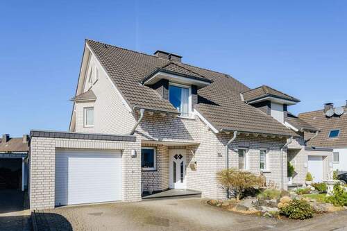 Außenansicht - 5 Zimmer Doppelhaushälfte zum Kaufen in Bielefeld-Brackwede