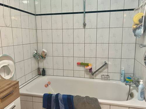 Zeitlos gefliestes Wannenbad...!! - 