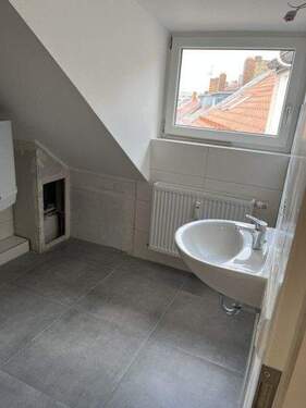 Bad mit Fenster - 2 Zimmer Etagenwohnung in Nürnberg