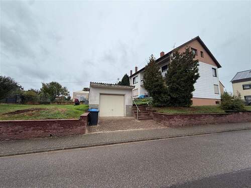 Garage /zusätzlich Grundstück für weitere Garage - 7 Zimmer Mehrfamilienhaus, Wohnhaus zum Kaufen in Wadgassen