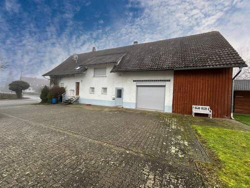 Weitere Abstellmöglichkeiten für Ihren Fuhrpark sind im großzügigen Hof vorhanden. - 