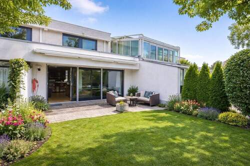 Gebäudeansicht - Schickes Reihenhaus mit sonniger Terrasse und schönem Gartenbereich in bevorzugter Wohnlage