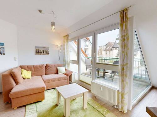 Wohnzimmer mit Zugang zum Balkon - 2 Zimmer Etagenwohnung in Kühlungsborn