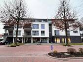 Straßenansicht - Modernes Gewerbeobjekt im Erdgeschoss eines Wohn- und Geschäftshauses mit drei vermieteten Gewerbeeinheiten im Zentrum von Bad Zwischenahn