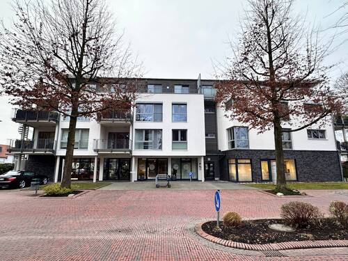 Straßenansicht - Modernes Gewerbeobjekt im Erdgeschoss eines Wohn- und Geschäftshauses mit drei vermieteten Gewerbeeinheiten im Zentrum von Bad Zwischenahn