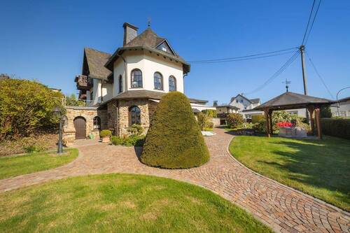 Blick aus dem Garten - Stilvolles Wohnhaus mit Einliegerwohnung - Doppelgarage - wundervoll angelegtem Garten in Raubach!