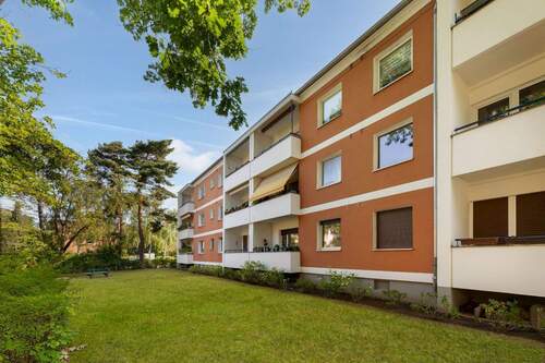 Hinteransicht Haus mit Balkon - 2 Zimmer Etagenwohnung in Berlin