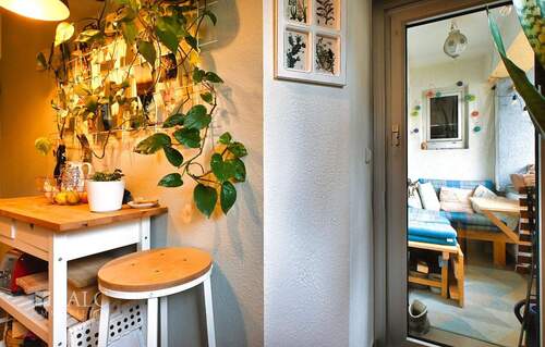 Küche mit Ausgang zum Balkon - 