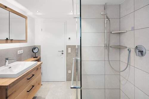 Modernisiertes Badezimmer mit bodengleicher Dusche (EG) - 