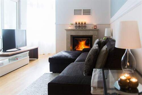 Raumperspektive mit Kamin - 2 Zimmer Etagenwohnung zum Kaufen in Leipzig