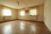 Wohnzimmer - 6 Zimmer Einfamilienhaus zum Kaufen in Eckental