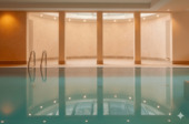 Spa-Bereich mit 12m Pool + Gegenstrom-Massagestation + Dampf- und Biosauna + Fitnessbereich + direktem Gartenzugang - 5 Zimmer Etagenwohnung zum Kaufen in Berlin