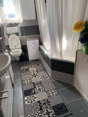 Bad mit Badewanne und WC - 