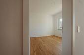 Flur mit Blick ins Schlafzimmer - 