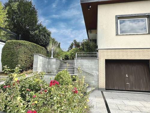 Zugang zum Haus - 8 Zimmer Einfamilienhaus in Wiesbaden