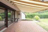 Terrasse mit Markise - 8 Zimmer Einfamilienhaus zum Kaufen in Lehrte