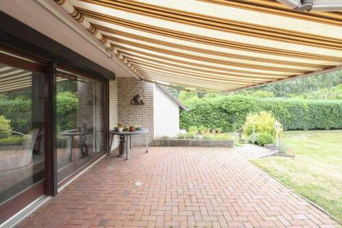 Terrasse mit Markise - 8 Zimmer Einfamilienhaus zum Kaufen in Lehrte