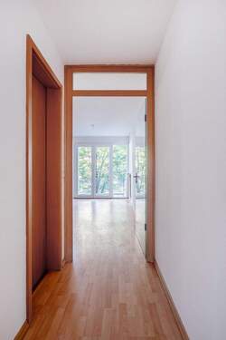 Flur mit Blick ins Wohnzimmer - 