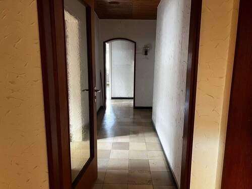 Flur 1 - 5 Zimmer Mehrfamilienhaus, Wohnhaus in Eisingen