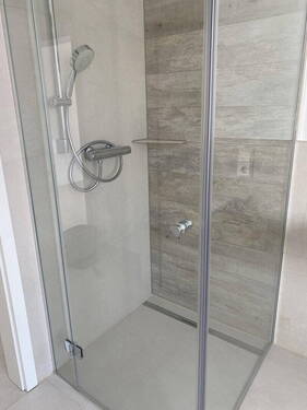 Hauptbad mit Dusche und Wanne - Etagenwohnung mit 115,00 m&sup2; in Misburg zum Kaufen