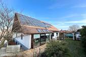 PV-Anlage und Solarpaneele - Flexibles Familienhaus in ruhiger Siedlungslage mit Pool und Sauna