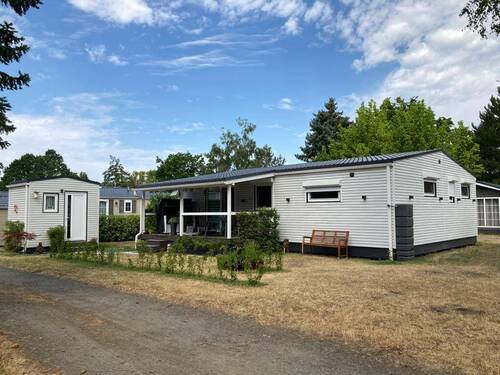 Haus mit Gartenhütte - 