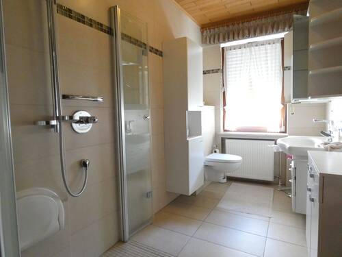 Neues Bad mit bodengleicher Dusche - 