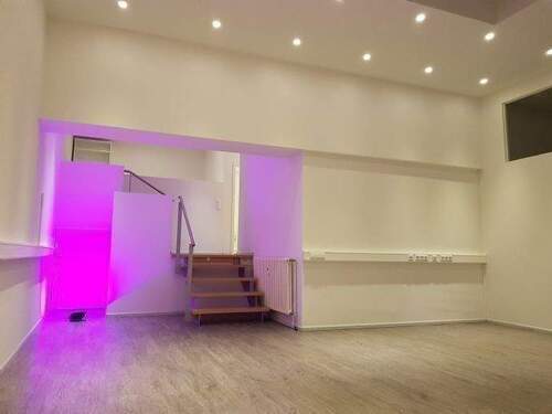 Grosser Büroraum mit Blick zum oberen Level - 