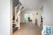 Flur mit offener Treppe - 