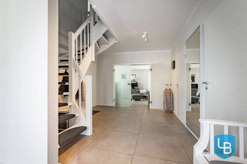 Flur mit offener Treppe - 