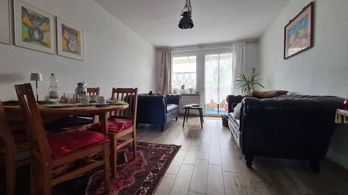 Wohnzimmer mit Balkonzugang - 