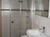 Bad mit Dusche im Appartement - 