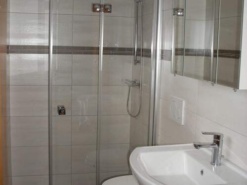 Bad mit Dusche im Appartement - 