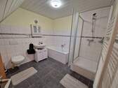 Bad mit Dusche - 