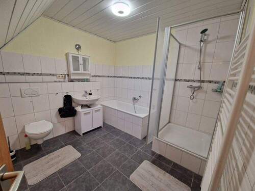 Bad mit Dusche - 