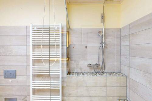 Badezimmer mit Regendusche - 