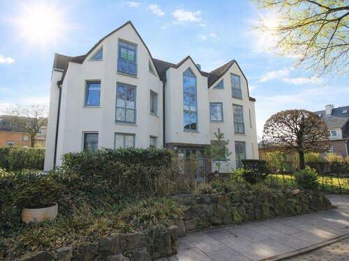 Blick auf das Haus - 2 Zimmer Etagenwohnung zum Kaufen in Ahrensburg