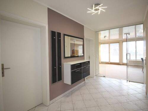 Großzügiger Eingangsbereich - 