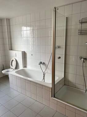Bad.jpg - Großzügige 2 - Zimmerwohnung mit Balkon im Zentrum von Schweinfurt