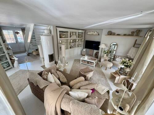 Wohnbereich mit modernem Schwedenofen - 