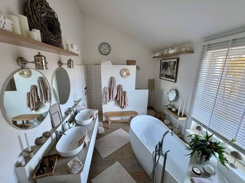 Badezimmer mit zwei Waschbecken und ... - 