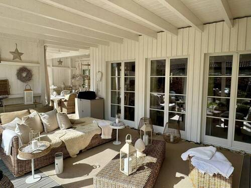 Überdachte Terrasse entlang des Wohnbereichs - 